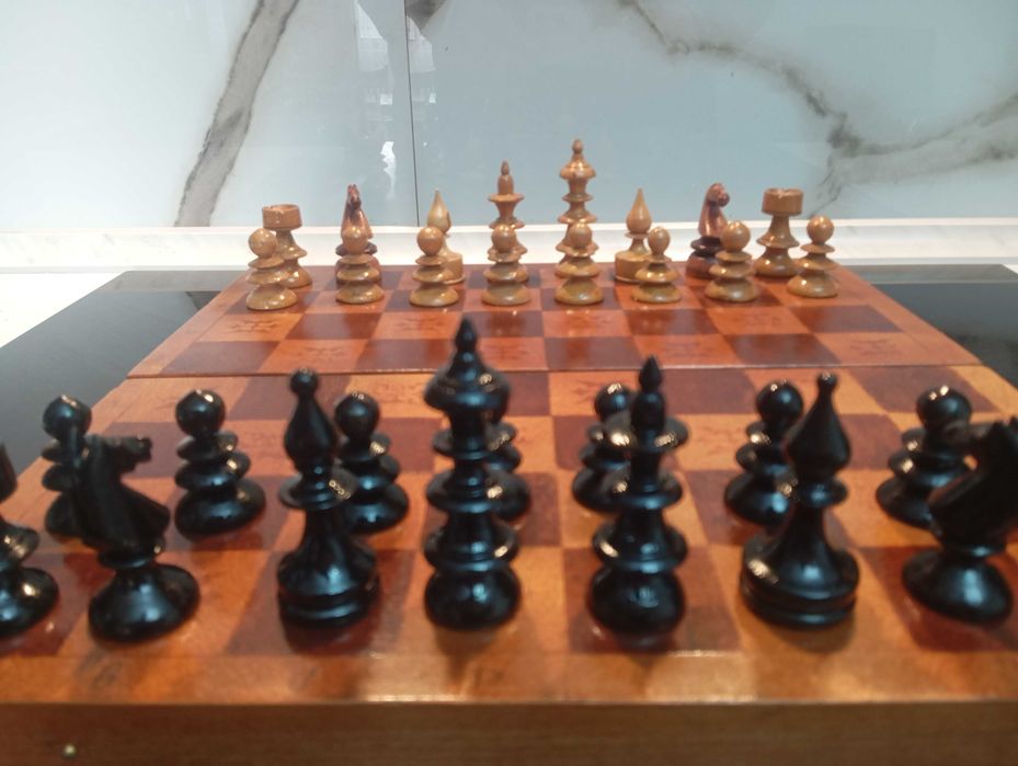 Шах с дървени фигури