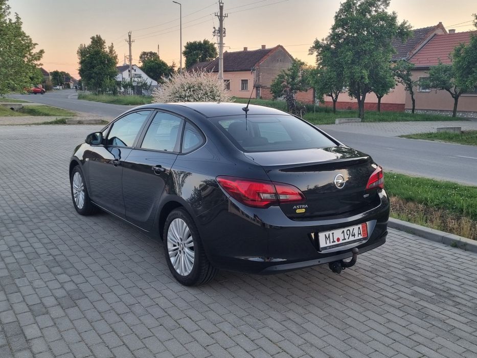 Opel astra j sedan 1.7 diesel 110 cp navigatie mare