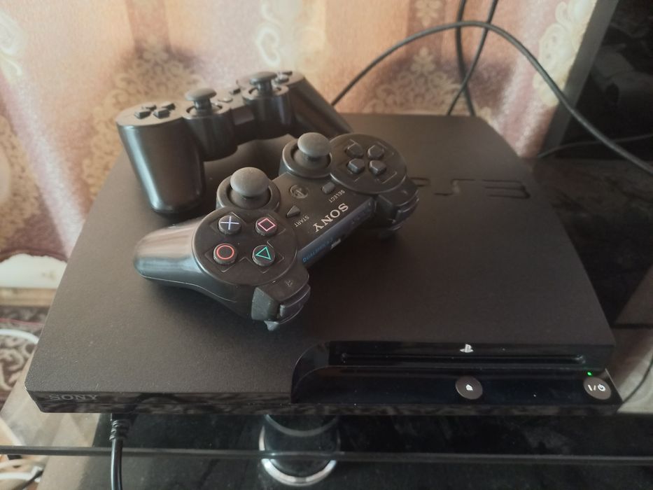 PS3 slim ideal holati proshivka bo"gan o'yinlari bor 2 djoystik bor.