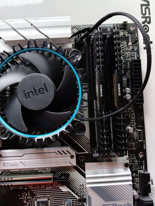 Vând Intel Core i3 14100F, ASRock Z790 Pro RS/D4, 32GB DDR4 Corsair