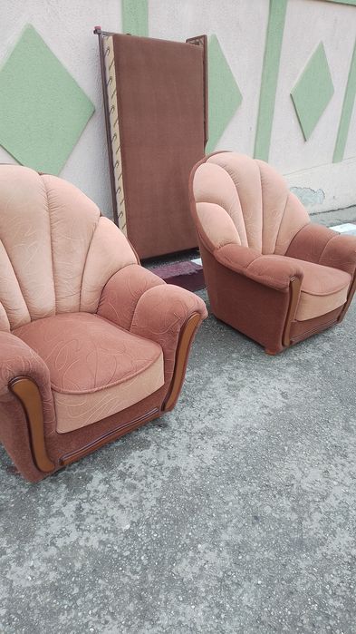 Vând canapeaua noua