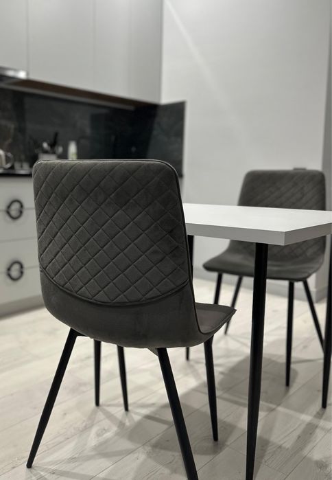 Стол с двумя стульями