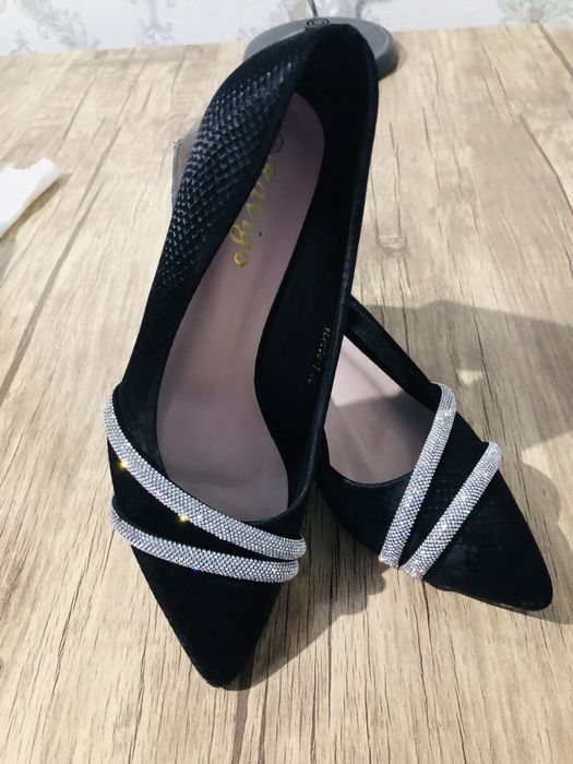 Tufli.37 razmer. Bir marta kiyilgan. 100 mingdan. Yana kelishiladi.