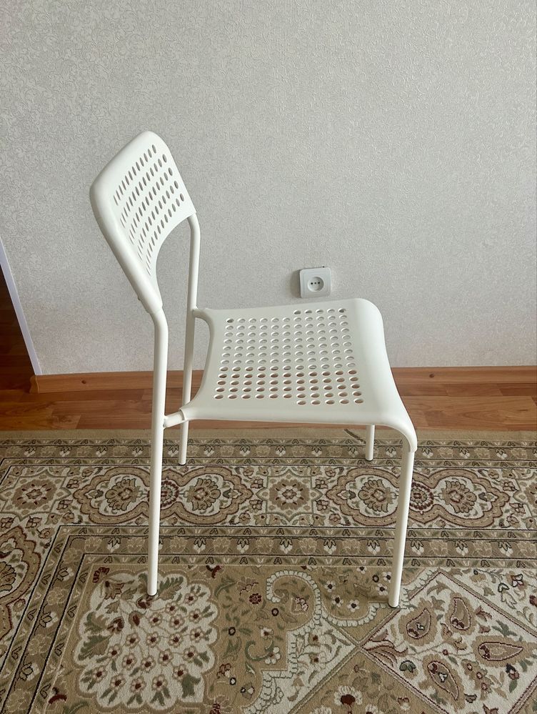 Продаю стеллаж и стол со стулом из IKEA