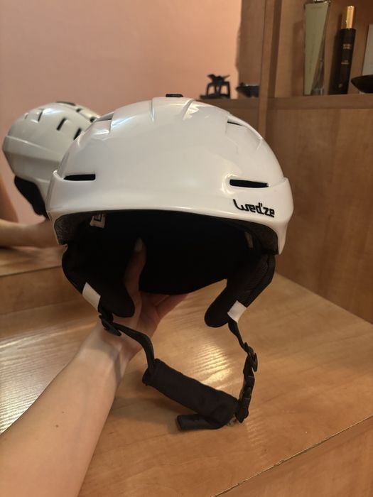 Каска, очила и маска за ски/сноуборд.