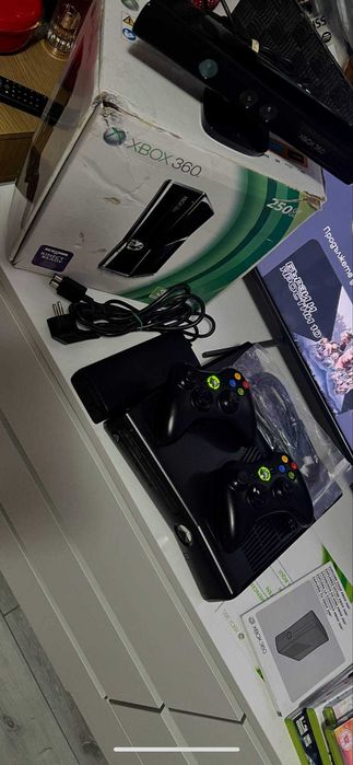 Xbox 360 E конзола  2 джойстикa