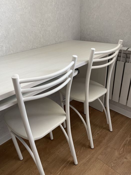 Продам компьютерный стол с двумя стульями