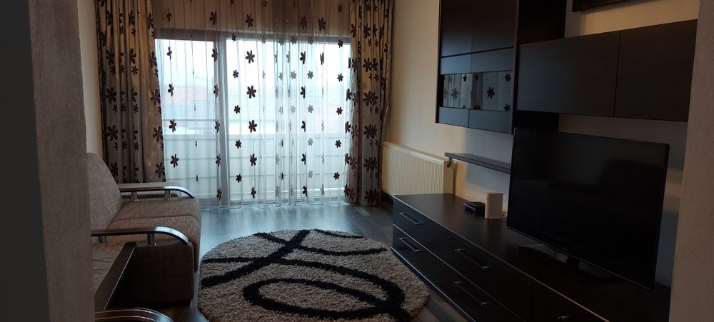 Inchiriez apartament 3 camere la 10 minute pietonal de piața centrală