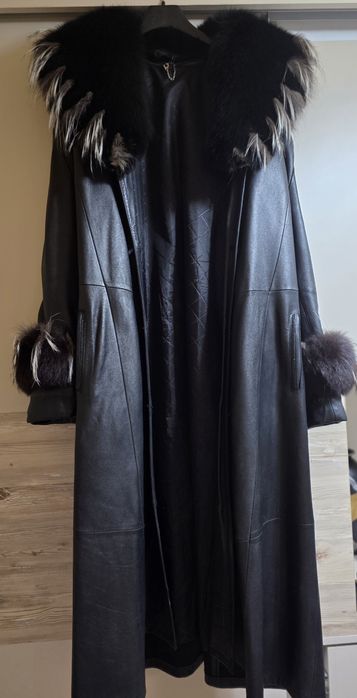 Haina din piele naturala , cu guler și manșete din blana de vulpe