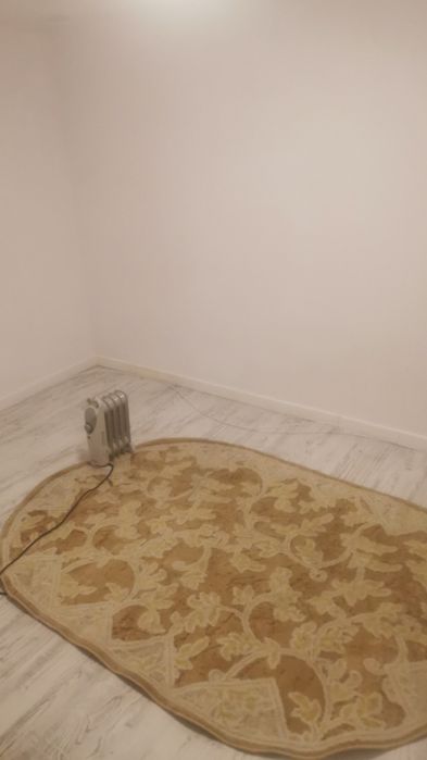 Inchiriez casa la curte