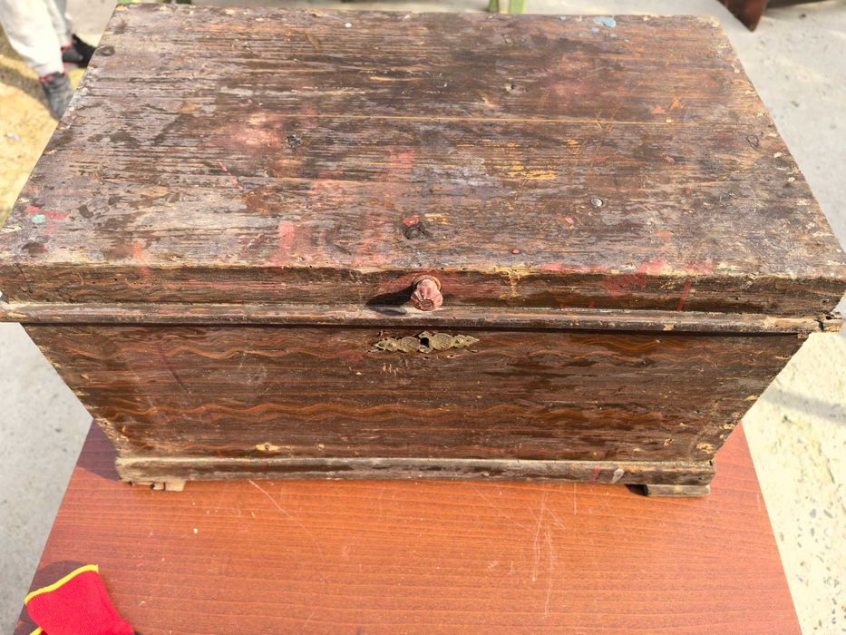 Продавам античен дървен сандък с ръчно рисувани орнаменти