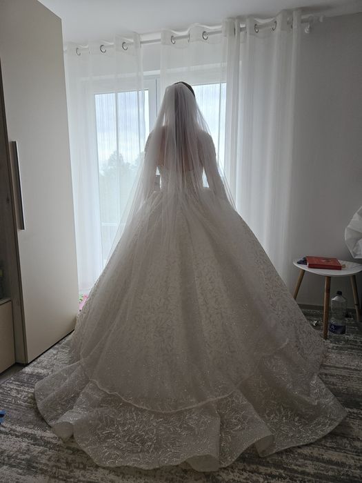 Vând rochie de mireasă tip prințesă
