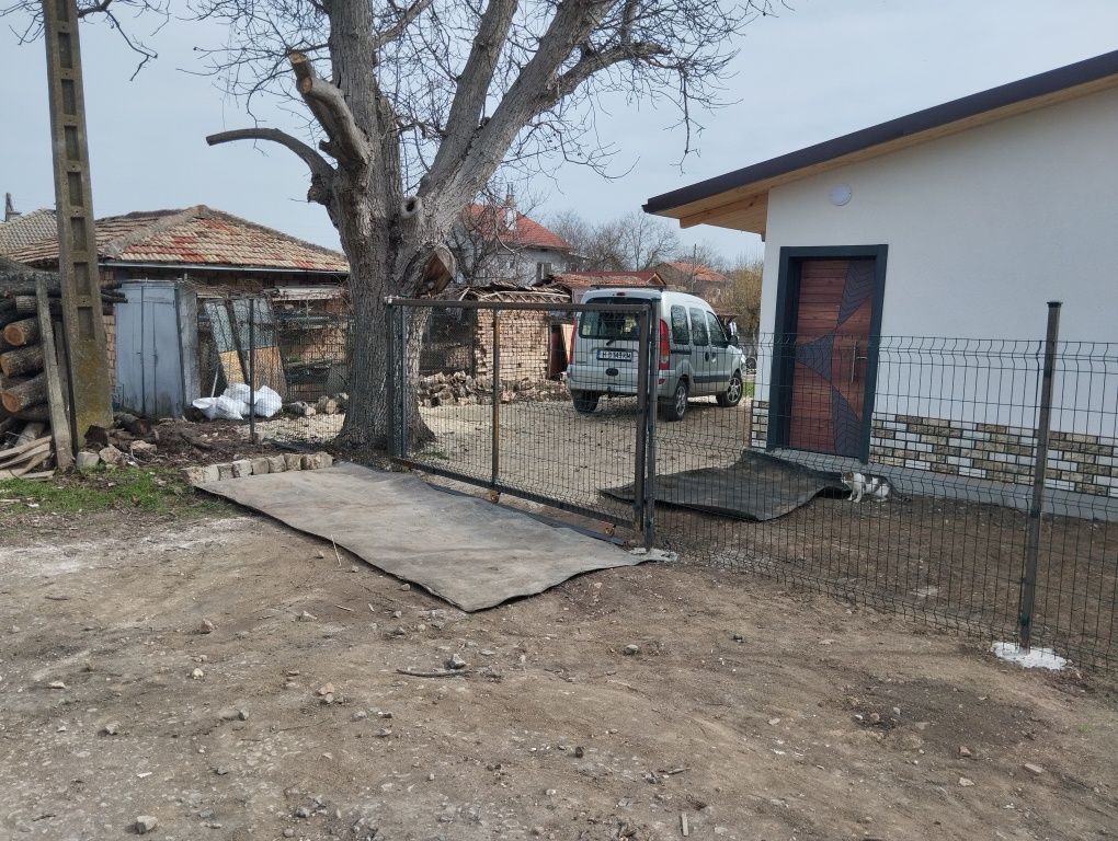 Къща в Радко Димитриево 8 км от шумен  нова до ключ РЗП 60 кв двор 500