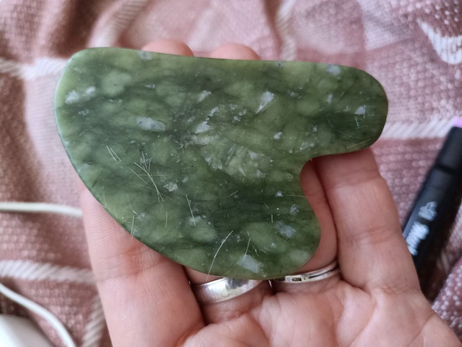 Камень натуральный нефрит для массажа лица