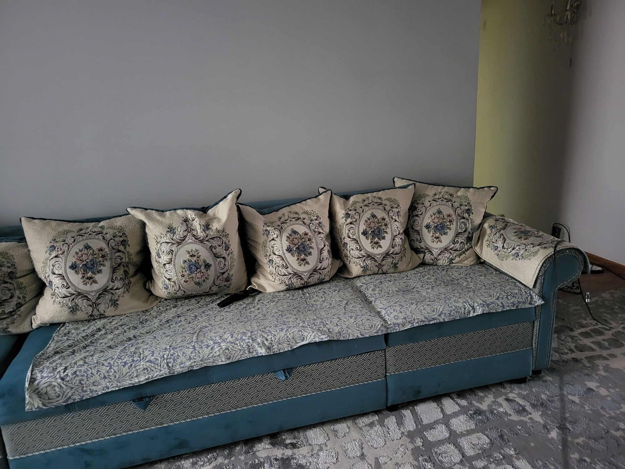 Угловой диван продаётся 130000т