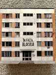 JOC - In fata blocului