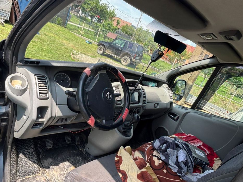 de vinzare opel vivaro 2.5