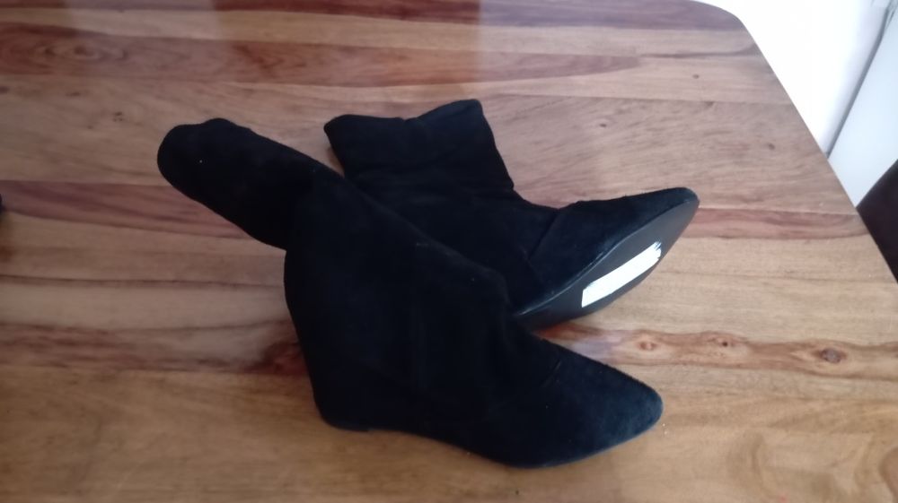 Велурени ,боти с платформа 36 номер,никога не са носени