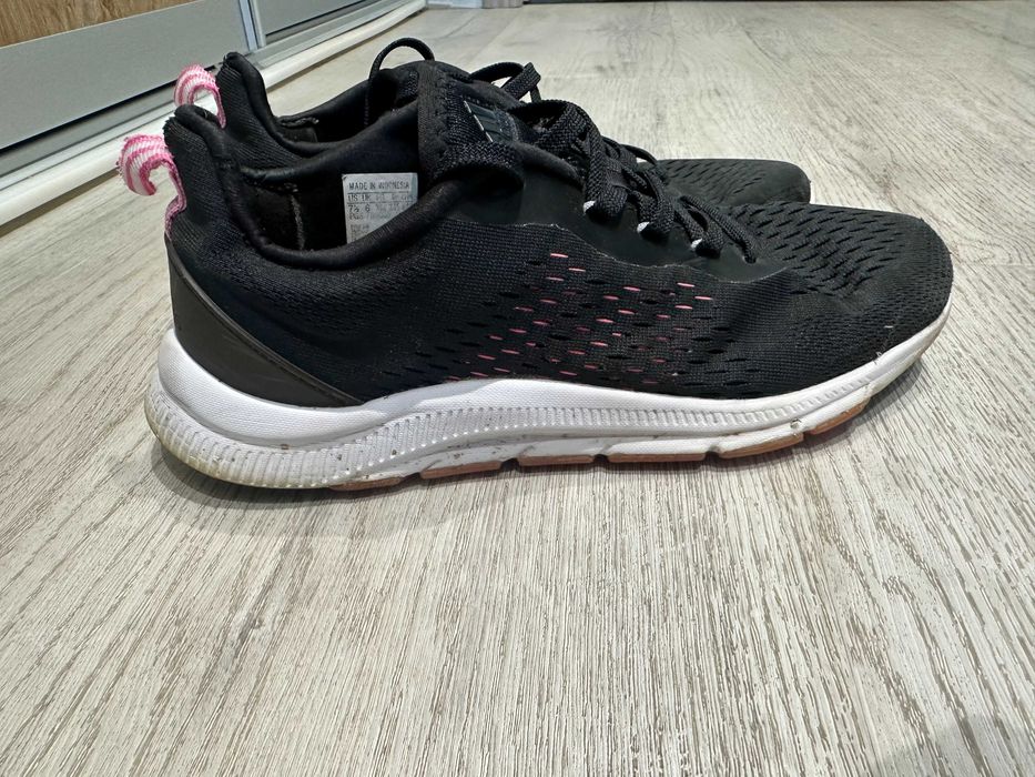 Маратонки Adidas  39 1/2