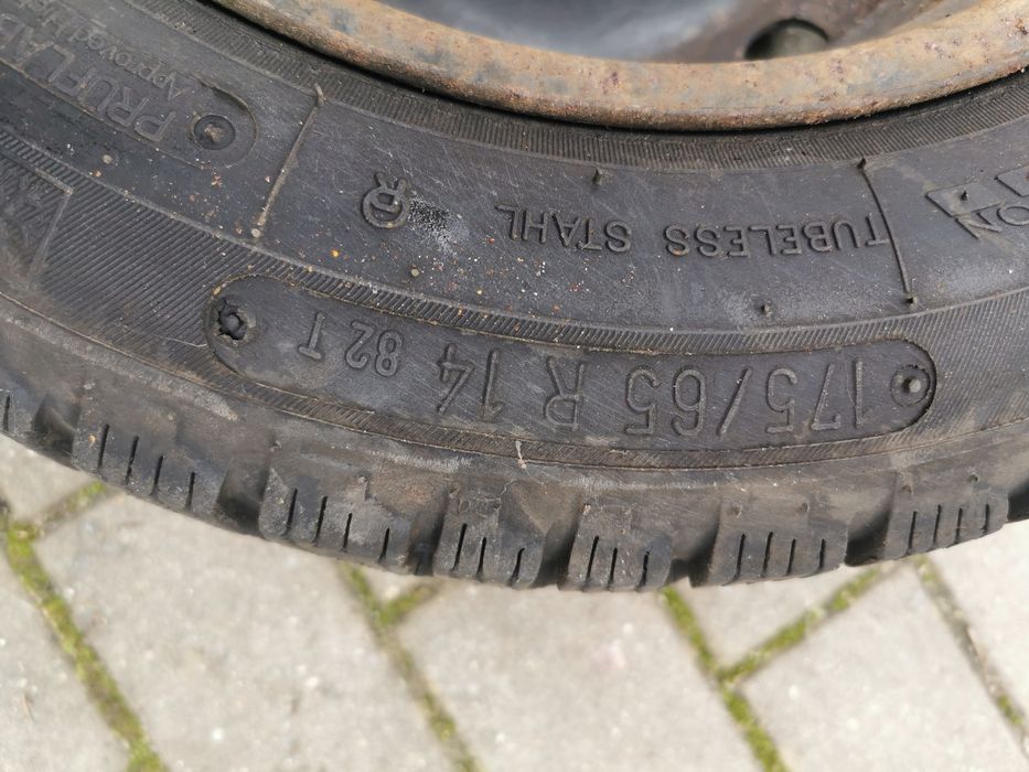 Vând 2 cauciucuri iarna 175/65/r14