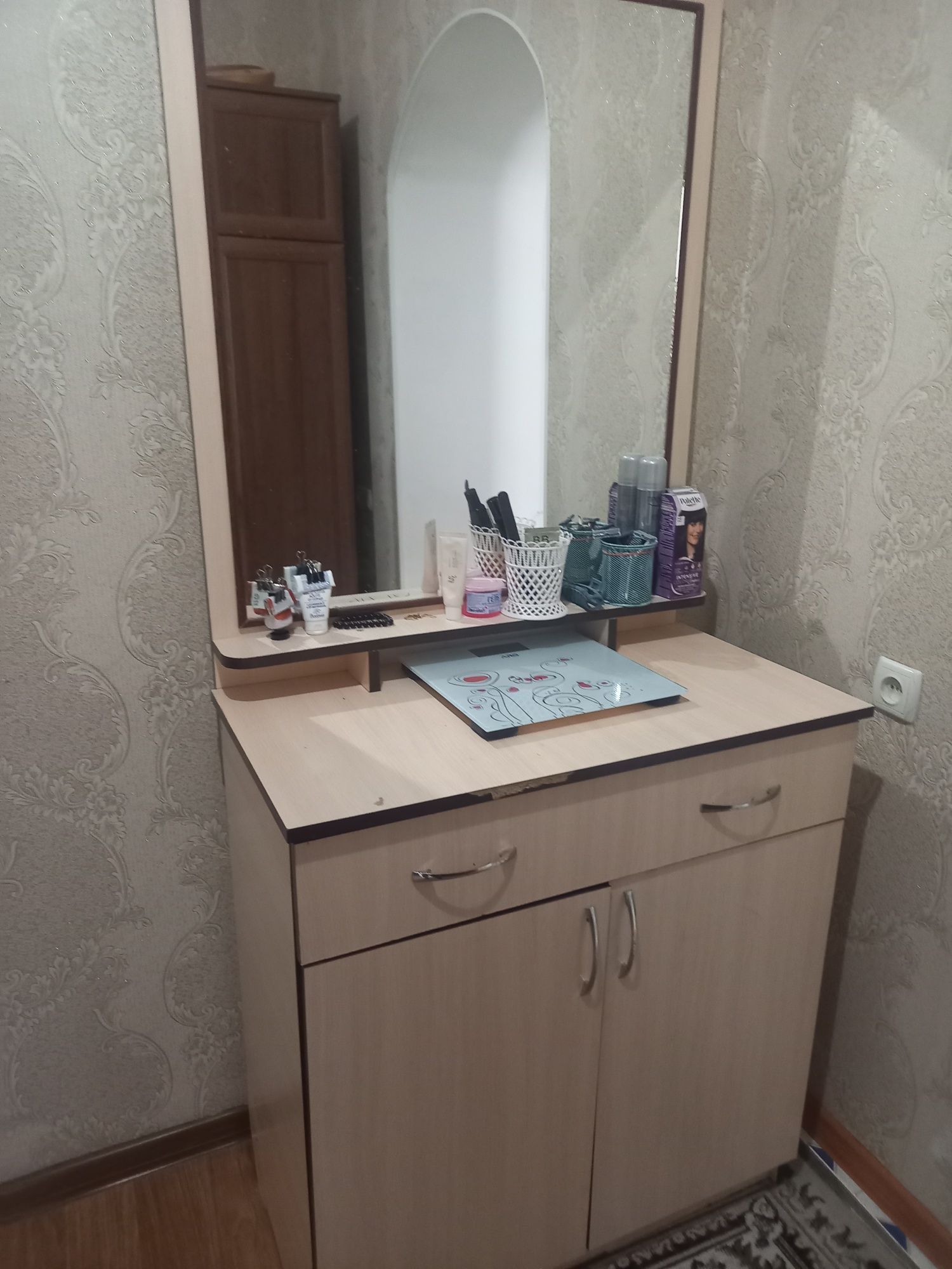 Подставка, трюмо