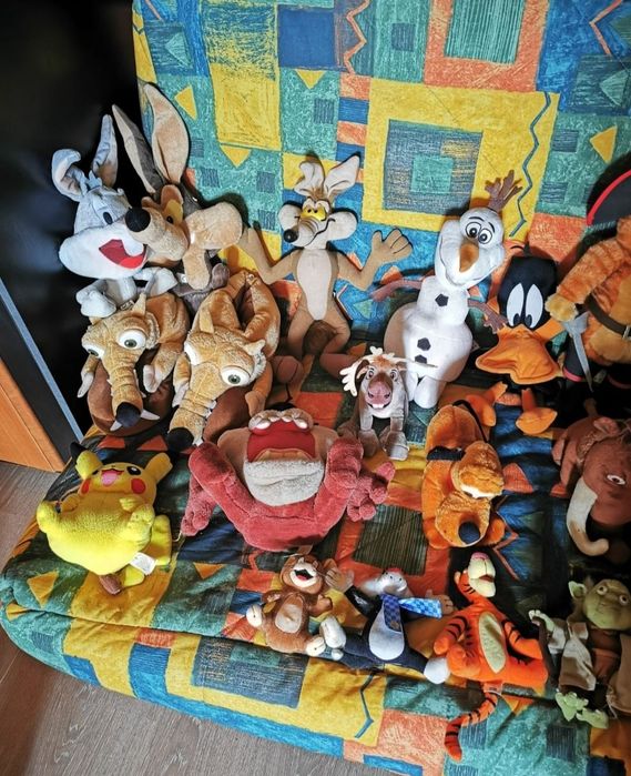 Vând jucării personaje celebre stare foarte buna