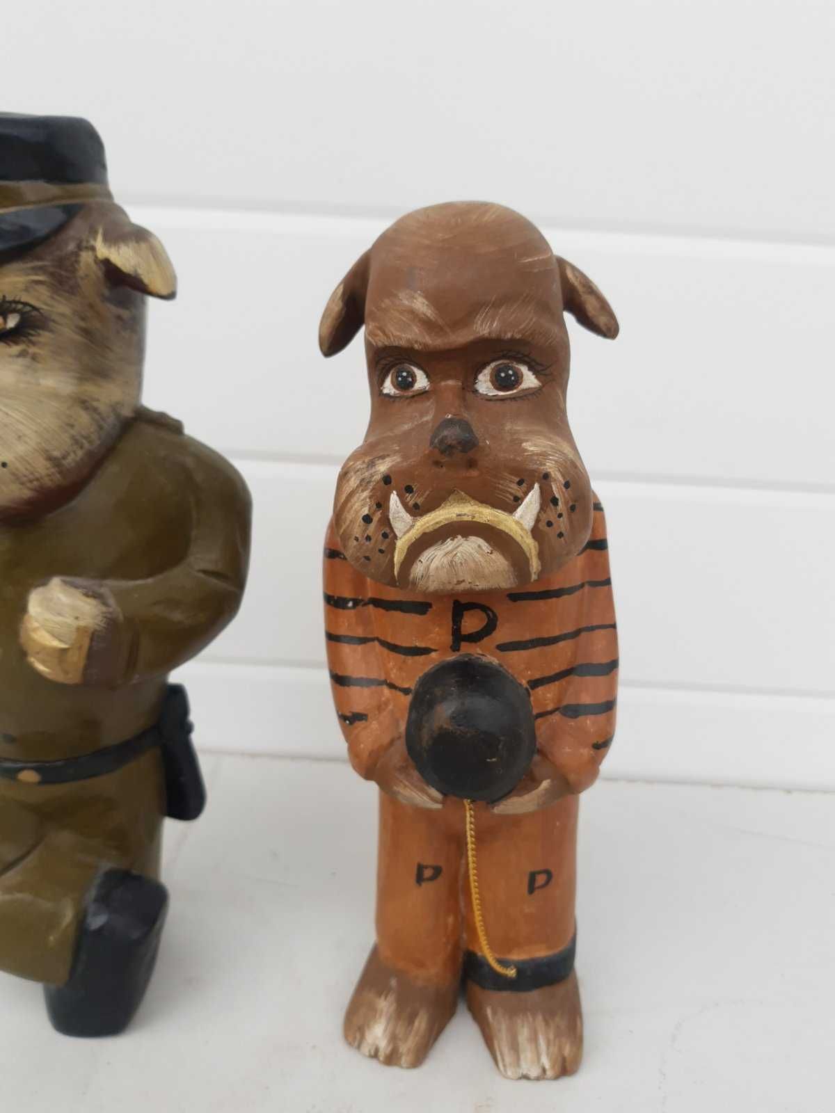 Стари дървени големи статуетки на Кучето. Полицай и Затворник Холандия
