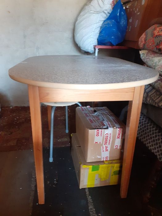 Кухонный стол в хорошем состоянии