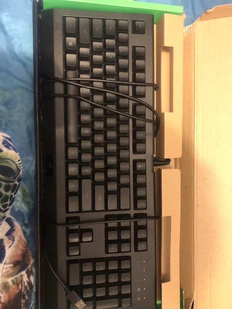 Vand tastatura Razer folosită doar 2 zile URGENT!