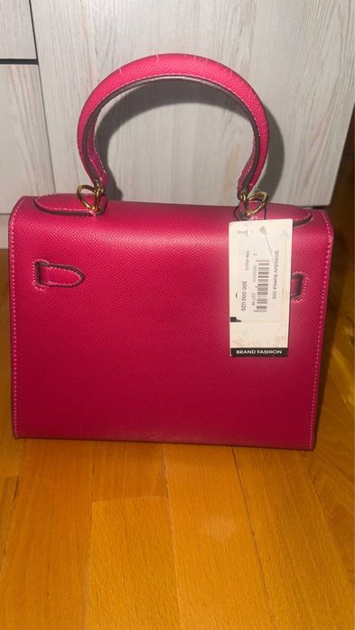 Сумка Hermes 24 см, ярко розового цвета, имеется длинный ремешок, замо