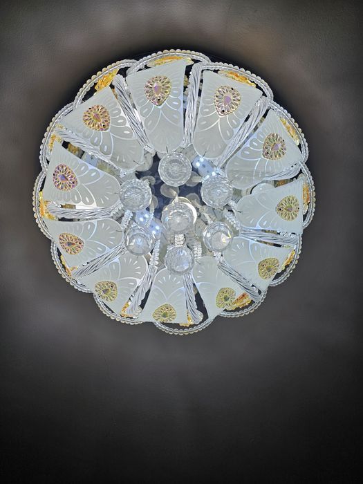 Продам люстру с пультом