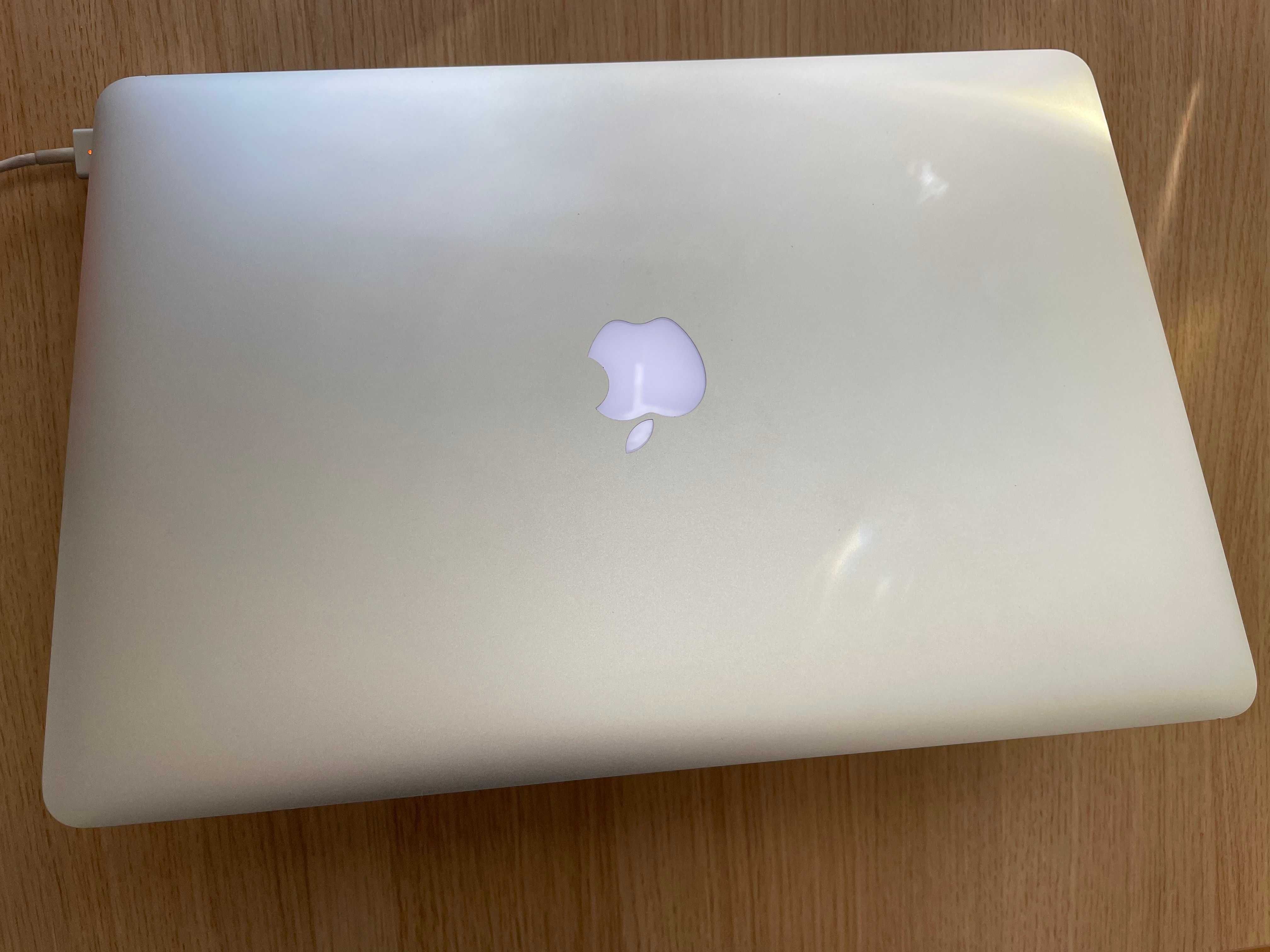 MacBook Pro 15", 2.2GHz Quad-Core, 250GB SSD, i7, 16 RAM, Mid 2015