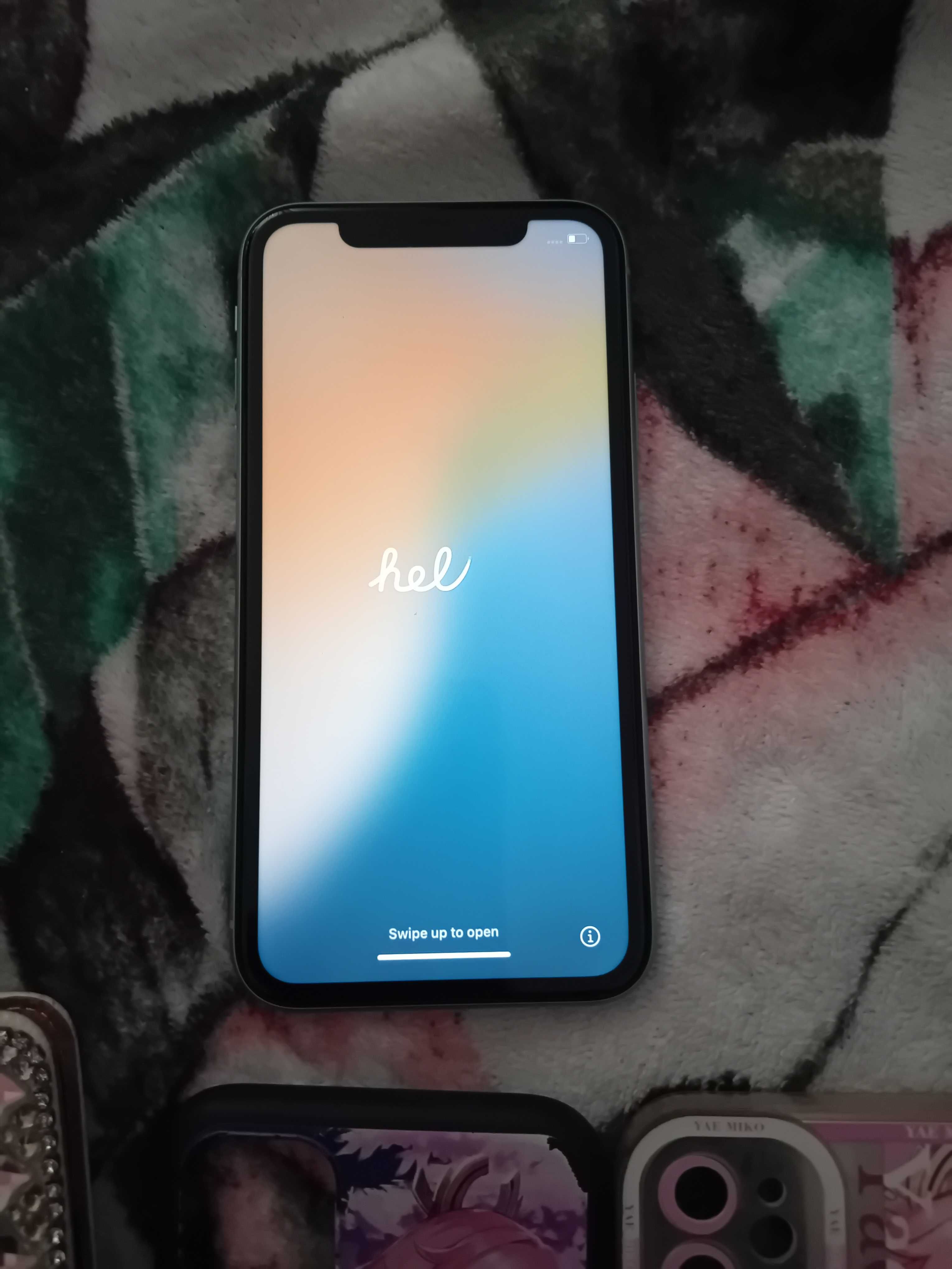 Iphone11 цвят мента с 6 калъфа без козметични забележки.