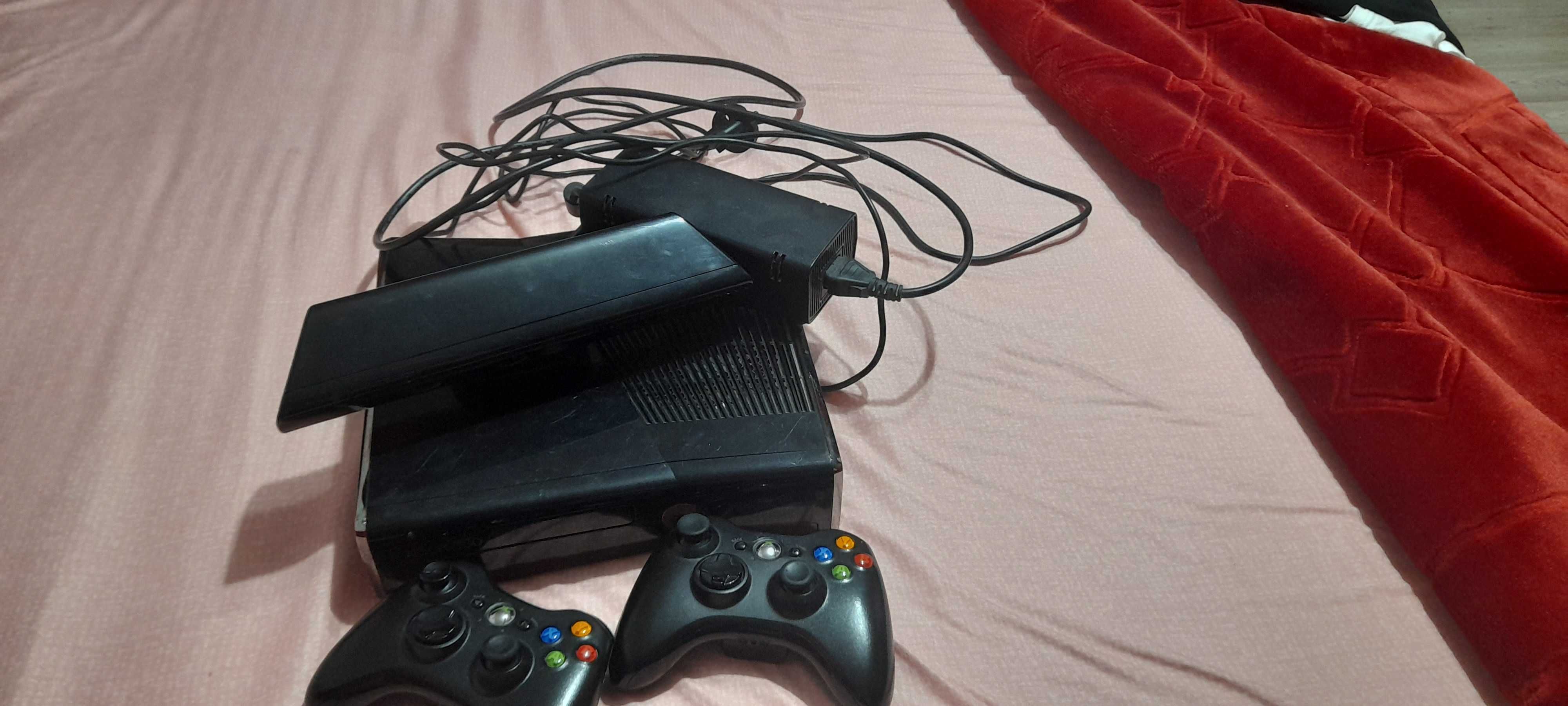 Vand xbox 360 cu doua manete.