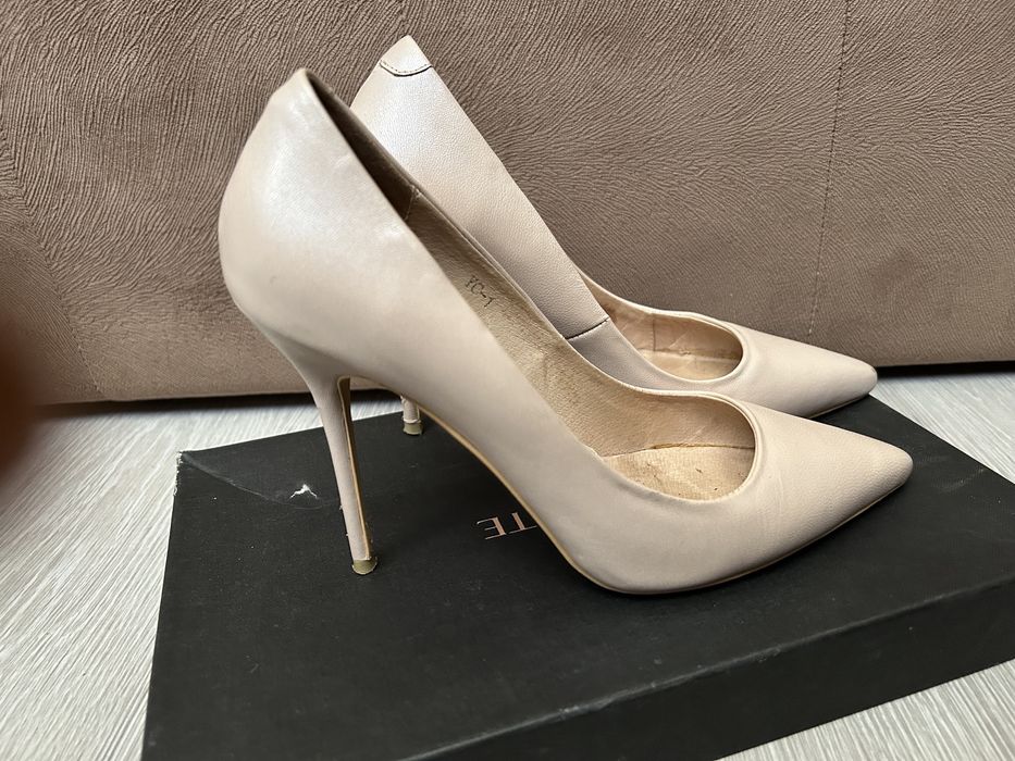 Vând pantofi Poema piele culoare nude Sidef mărimea 37