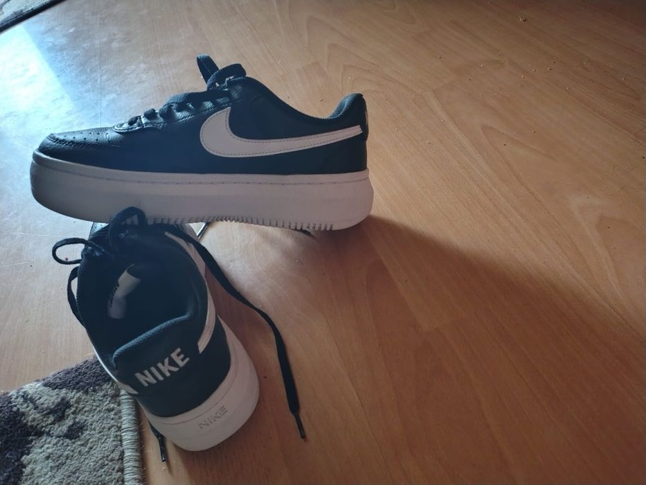 Vand adidasi Nike