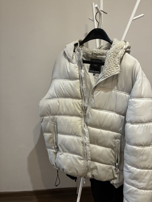 бяло пухено яке.