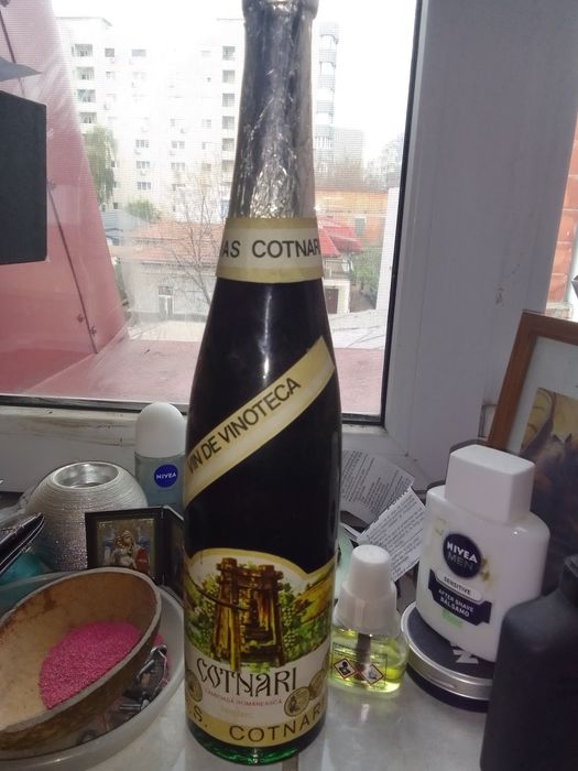 Vand o sticlă de vin