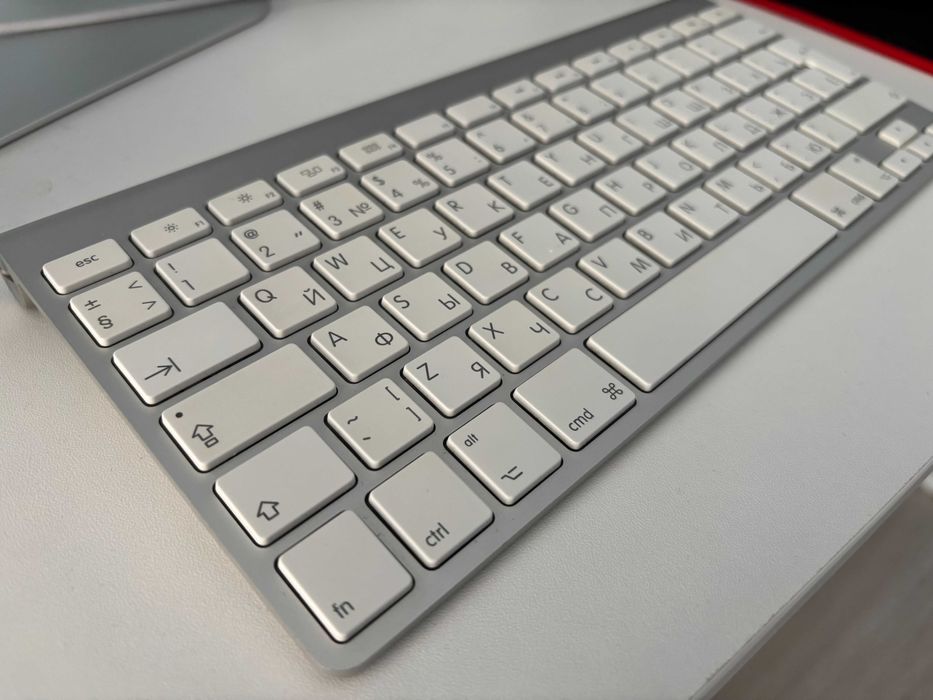 Apple беспроводная клавиатура MC184RS/B на запчасти, сломана