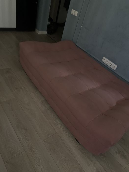 Продается розовый диван