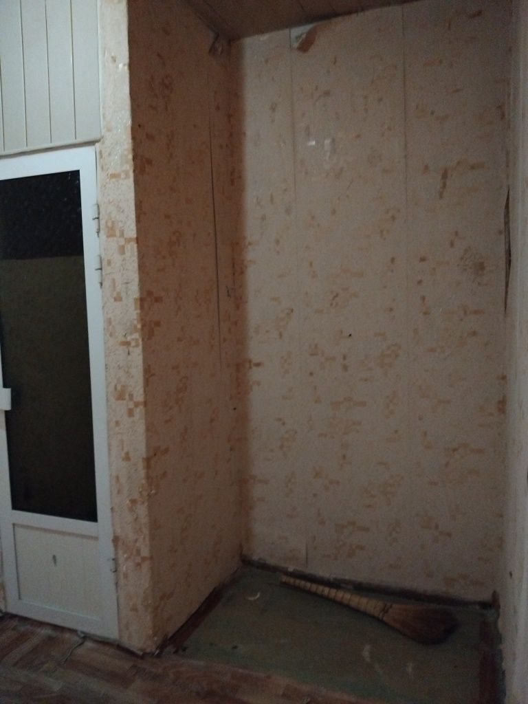 СРОЧНО СОТИЛАДИ 2 хоналик ,4чи этаж  шарк1 гастроном , 27000$