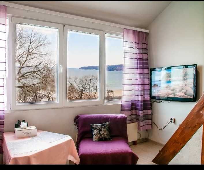 Таванско помещение с прекрасна гледка към залива и плажа .