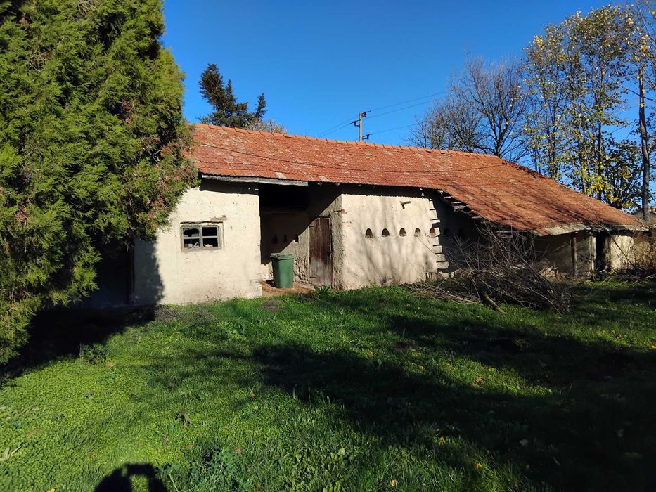 Голям двор с 3 отделни постройки