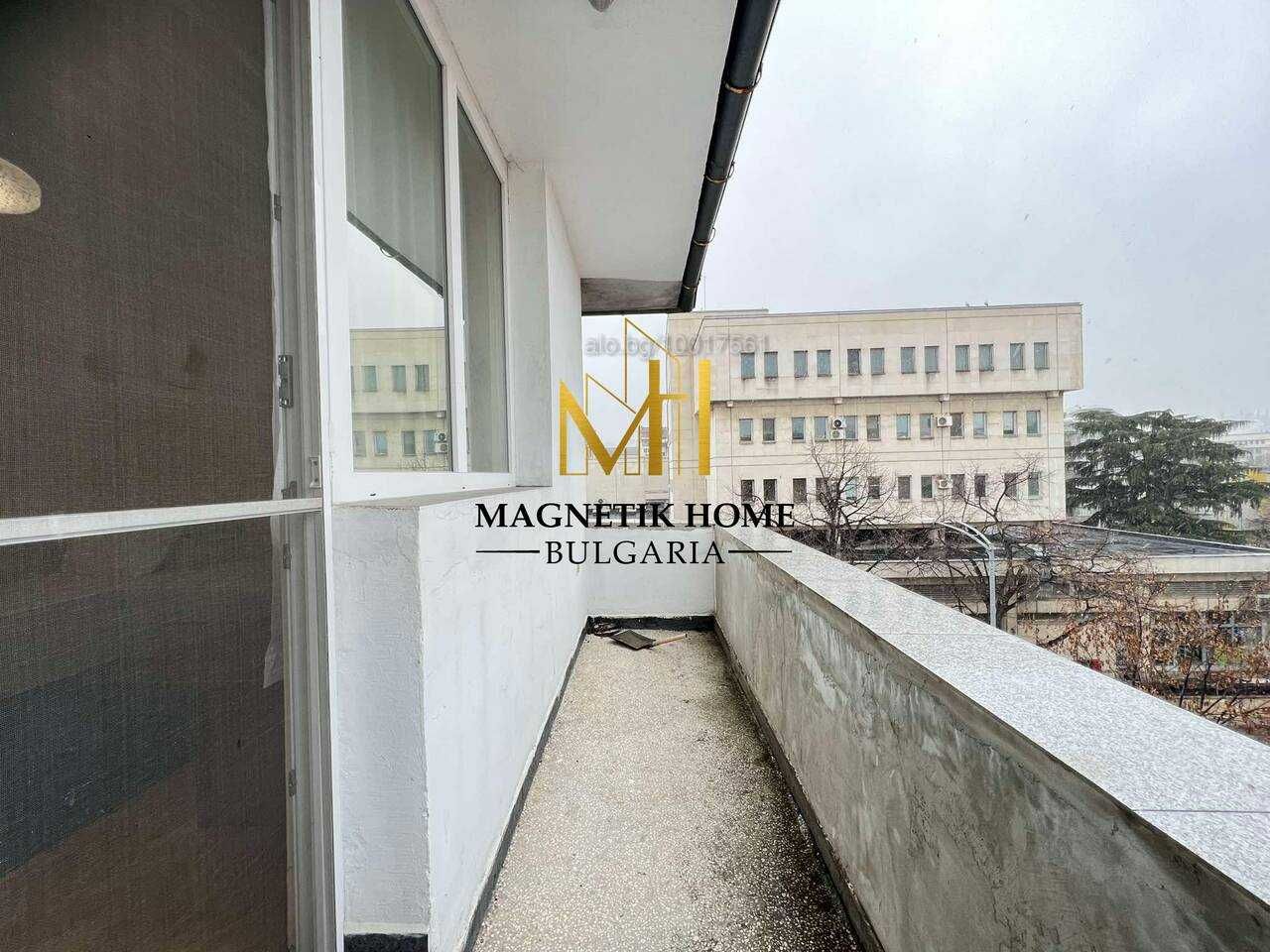 Просторен тристаен апартамент с ПАРКОМЯСТО до площад ”Тройката”
