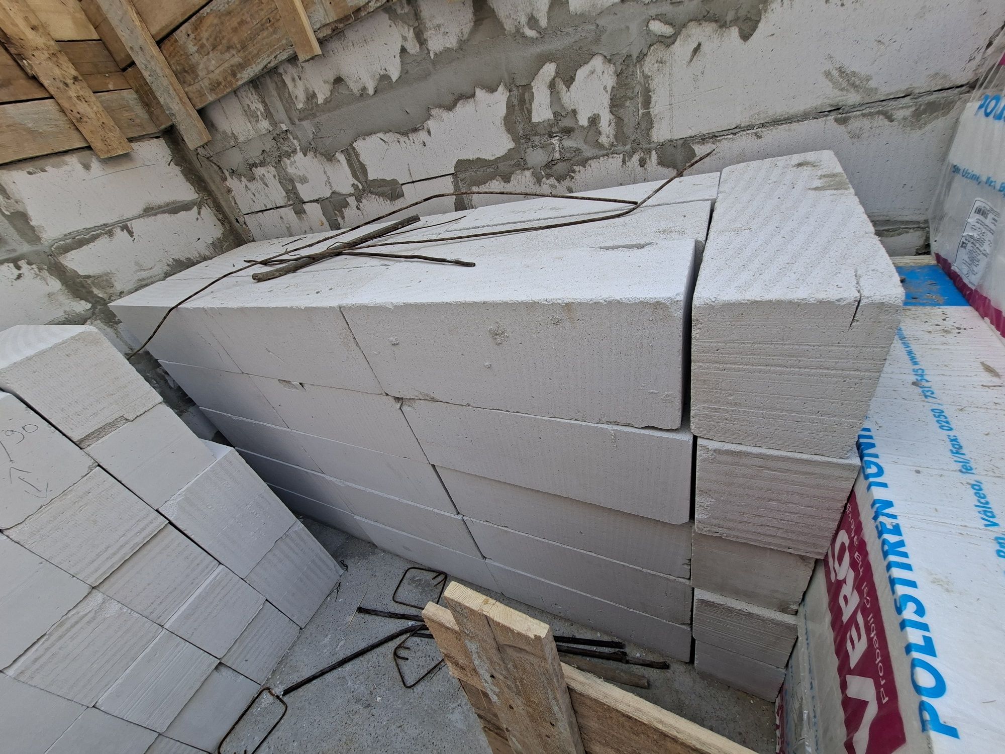 Vând Becea 65 / 25 / 20 cm 750 lei Paletul