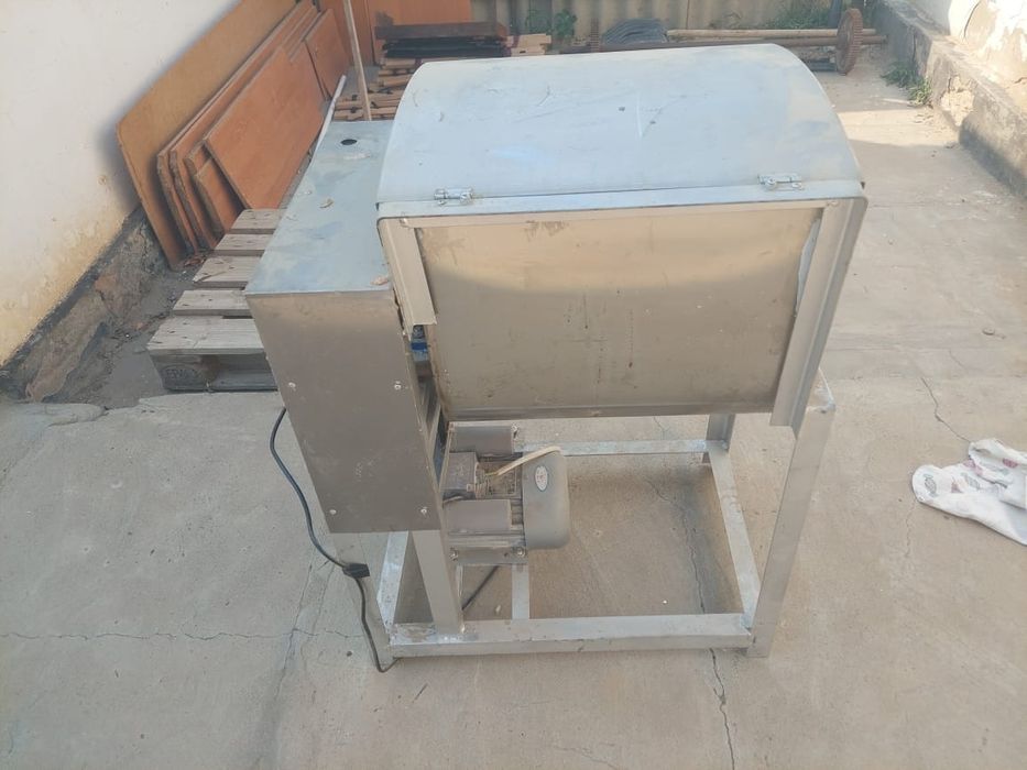 Продается тестомешалка и жаречный шкаф