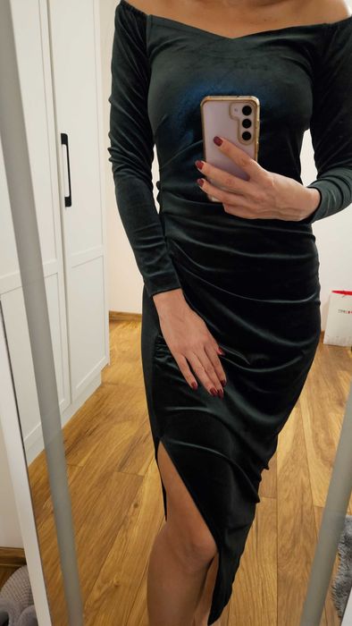 Празнична кадифена миди рокля с паднали рамене и цепка в зелено