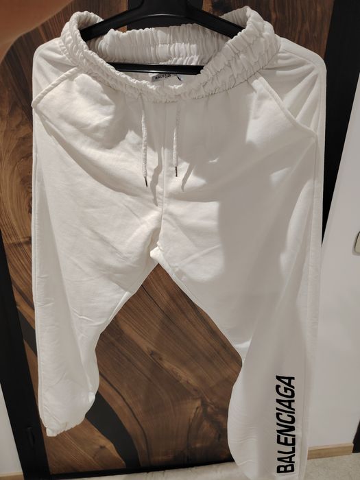 Яке Only, анцунг Balenciaga, блуза Reserved