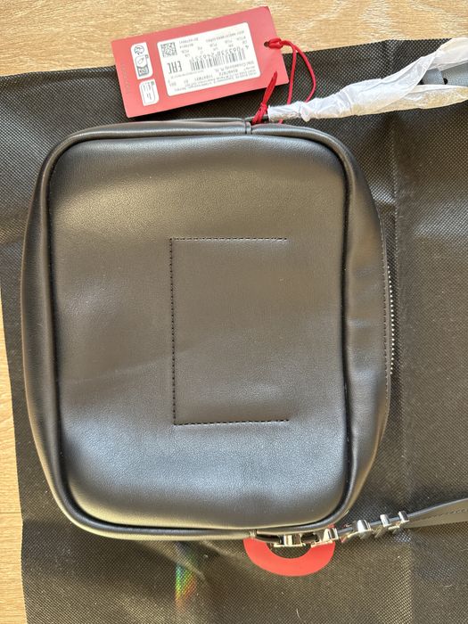 HUGO чисто нова чанта