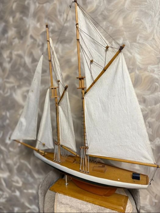 Модель корабля и яхты